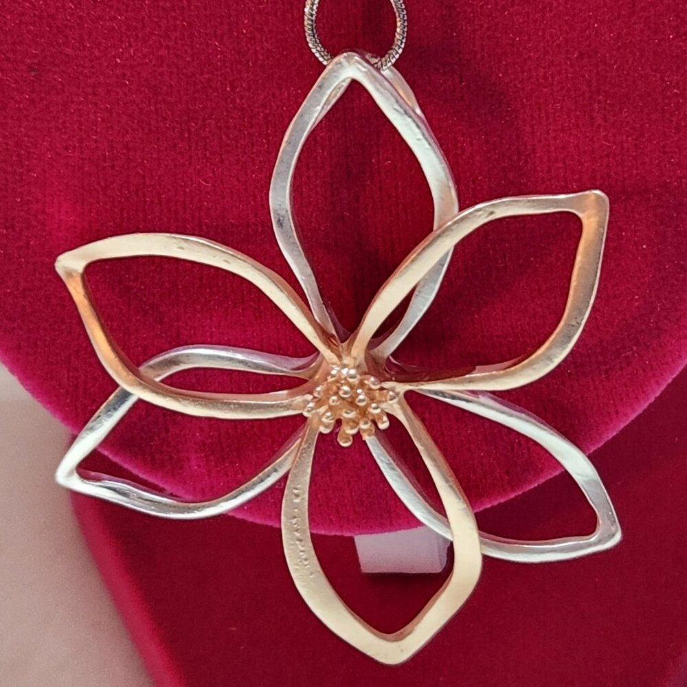 Beautiful open flower necklace silver tone & rose gold tone toggle close NIP